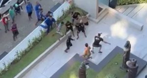 Vídeo: homem é espancado por grupo após agredir namorada em RecifeNas imagens que circulam nas redes sociais, é possível ver quando pelo menos 12 pessoas pulam o muro do prédio para bater no homem. Vídeo: homem é espancado por grupo após agredir namorada em Recife