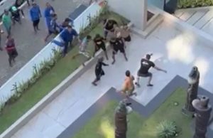 Vídeo: homem é espancado por grupo após agredir namorada em RecifeNas imagens que circulam nas redes sociais, é possível ver quando pelo menos 12 pessoas pulam o muro do prédio para bater no homem. Vídeo: homem é espancado por grupo após agredir namorada em Recife