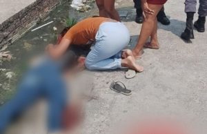 Vídeo: homem é executado a tiros no bairro Cidade de DeusCriminosos surpreenderam a vítima enquanto caminhava tranquila pela via. Vídeo: homem é executado a tiros no bairro Cidade de Deus
