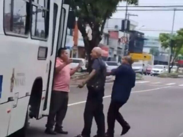 Vídeo: idoso é agredido por motorista de ônibus em Manaus