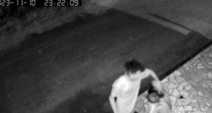 Vídeo: mulher com bebê no colo é espancada e ameaçada pelo marido em Mãe DormiuO homem também chegou a pegar um pedaço de madeira e voltou a fazer ameaças. Vídeo: mulher com bebê no colo é espancada e ameaçada pelo marido em Mãe Dormiu