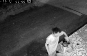 Vídeo: mulher com bebê no colo é espancada e ameaçada pelo marido em Mãe DormiuO homem também chegou a pegar um pedaço de madeira e voltou a fazer ameaças. Vídeo: mulher com bebê no colo é espancada e ameaçada pelo marido em Mãe Dormiu