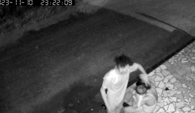 Vídeo: mulher com bebê no colo é espancada e ameaçada pelo marido em Mãe Dormiu