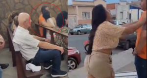 Vídeo: mulher flagra marido com amante em missaOs responsáveis pela missa seguiram com a celebração, apesar da movimentação. Vídeo: mulher flagra marido com amante em missa