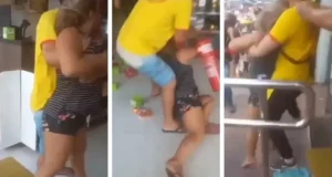 Vídeo: mulher quebra tudo em padaria após atendente chamar seu marido de “meu amor”A cliente ficou furiosa e começou a gritar com a atendente. Vídeo: mulher quebra tudo em padaria após atendente chamar seu marido de "meu amor"