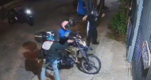 Vídeo: vizinho salva motoqueiro de assaltoUm dos assaltantes foi baleado e caiu no chão. Vídeo: vizinho salva motoqueiro de assalto em São Paulo