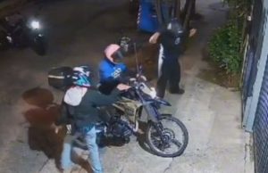 Vídeo: vizinho salva motoqueiro de assaltoUm dos assaltantes foi baleado e caiu no chão. Vídeo: vizinho salva motoqueiro de assalto em São Paulo