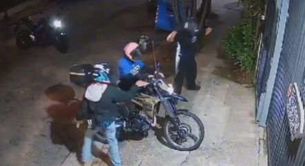 Vídeo: vizinho salva motoqueiro de assalto em São Paulo