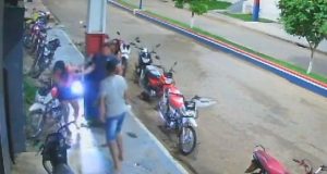 Vídeos: sargento da PM agride mulher e ameaça pessoas em bar em EirunepéAs imagens de câmeras de segurança registraram o momento da agressão. Vídeos: sargento da PM agride mulher e ameaça pessoas em bar no Amazonas