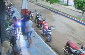 Vídeos: sargento da PM agride mulher e ameaça pessoas em bar em EirunepéAs imagens de câmeras de segurança registraram o momento da agressão. Vídeos: sargento da PM agride mulher e ameaça pessoas em bar no Amazonas