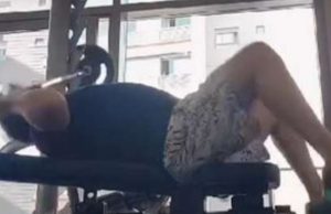 Vídeo: vocalista da banda Calcinha Preta sofre acidente com barra de ferro em academiaO artista gravou o momento do acidente e o vídeo foi divulgado nas redes sociais. Vocalista da banda Calcinha Preta sofre acidente com barra de ferro em academia