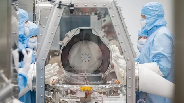 A NASA ainda não consegue abrir recipiente com amostras de asteroide Bennu A NASA ainda não consegue abrir recipiente com amostras de asteroide Bennu