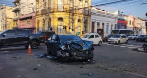 Acidente no Centro de Manaus deixa três pessoas feridasCarro em alta velocidade bate em ônibus e fica despedaçado. Acidente no Centro de Manaus deixa três pessoas feridas