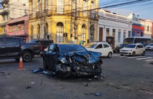 Acidente no Centro de Manaus deixa três pessoas feridasCarro em alta velocidade bate em ônibus e fica despedaçado. Acidente no Centro de Manaus deixa três pessoas feridas