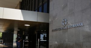 Atividade econômica brasileira desacelera 0,06% em outubroIBC-Br cai 0,06% em outubro, mas cresce 2,19% em 12 meses Atividade econômica brasileira desacelera 0,06% em outubro