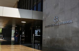 Atividade econômica brasileira desacelera 0,06% em outubroIBC-Br cai 0,06% em outubro, mas cresce 2,19% em 12 meses Atividade econômica brasileira desacelera 0,06% em outubro