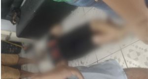 Barbeiro é executado com pelo menos oito tiros enquanto cortava cabelo de cliente em ManausSegundo testemunhas, dois homens armados chegaram ao local em uma motocicleta. Barbeiro é executado com pelo menos oito tiros enquanto cortava cabelo de cliente em Manaus