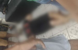Barbeiro é executado com pelo menos oito tiros enquanto cortava cabelo de cliente em ManausSegundo testemunhas, dois homens armados chegaram ao local em uma motocicleta. Barbeiro é executado com pelo menos oito tiros enquanto cortava cabelo de cliente em Manaus