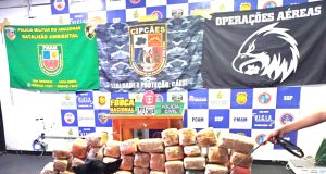 Base Fluvial Arpão: Polícia apreende 265 quilos de maconha skunk em CoariOs policiais realizaram uma revista com o auxílio da cadela policial de faro para narcotráficos Havana. Base Fluvial Arpão: Polícia apreende 265 quilos de maconha skunk em Coari