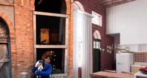Brasileira compra casa na Itália por 1 Euro e reforma com estilo tropical Brasileira compra casa na Itália por 1 Euro e reforma com estilo tropical