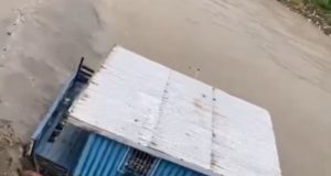 Vídeo: casa é arrastada para igarapé em Manaus após chuva forteNão há informações sobre feridos. Vídeo: casa é arrastada para igarapé em Manaus após chuva forte