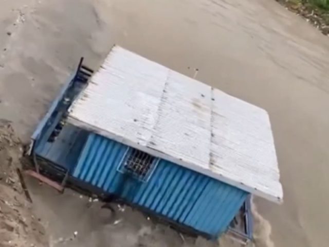 Vídeo: casa é arrastada para igarapé em Manaus após chuva forte