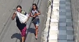 Casal é flagrado furtando cadela de casa em Manaus; tutora pede ajuda para encontrar animalO crime foi registrado por câmeras de segurança do local. Confira o Vídeo. Casal é flagrado furtando cadela de casa em Manaus; tutora pede ajuda para encontrar animal