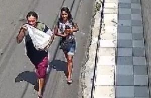 Casal é flagrado furtando cadela de casa em Manaus; tutora pede ajuda para encontrar animalO crime foi registrado por câmeras de segurança do local. Confira o Vídeo. Casal é flagrado furtando cadela de casa em Manaus; tutora pede ajuda para encontrar animal