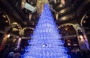 Cascata de champanhe no The Brown Palace Hotel: uma tradição natalina de mais de 35 anosMais de cinco mil taças são dispostas em dois andares para receber a bebida efervescente. Cascata de champanhe no The Brown Palace Hotel: uma tradição natalina de mais de 35 anos