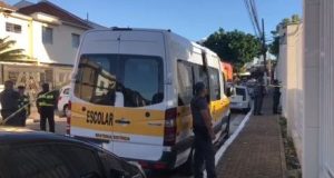 Criança de 4 anos morre após ser esquecida em van escolarSegundo a polícia, motorista da van deveria ter deixado a criança na escola nesta manhã. Criança de 4 anos morre após ser esquecida em van escolar