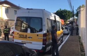 Criança de 4 anos morre após ser esquecida em van escolarSegundo a polícia, motorista da van deveria ter deixado a criança na escola nesta manhã. Criança de 4 anos morre após ser esquecida em van escolar