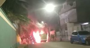 Criminosos tacam fogo em ônibus do transporte público em ManausAté o momento, três suspeitos foram presos; confira os vídeos. Criminosos tacam fogo em ônibus do transporte público em Manaus
