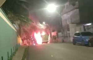 Criminosos tacam fogo em ônibus do transporte público em ManausAté o momento, três suspeitos foram presos; confira os vídeos. Criminosos tacam fogo em ônibus do transporte público em Manaus