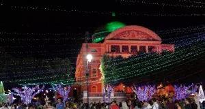 Governo do Amazonas inicia programação do Mundo Encantado do Natal com festa no Largo do São SebastiãoA tradicional chegada do Papai Noel, todos os anos, surpreende trazendo novidades, sendo um dos momentos mais esperados pelo público. É hoje! Governo do Amazonas inicia programação do Mundo Encantado do Natal com festa no Largo do São Sebastião