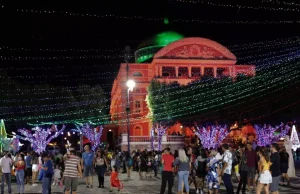 Governo do Amazonas inicia programação do Mundo Encantado do Natal com festa no Largo do São SebastiãoA tradicional chegada do Papai Noel, todos os anos, surpreende trazendo novidades, sendo um dos momentos mais esperados pelo público. É hoje! Governo do Amazonas inicia programação do Mundo Encantado do Natal com festa no Largo do São Sebastião