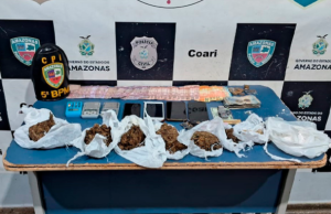 Em Coari, mulher é presa com grande quantidade de drogas e dinheiroA prisão ocorreu após denúncia anônima. Em Coari, mulher é presa com grande quantidade de drogas e dinheiro