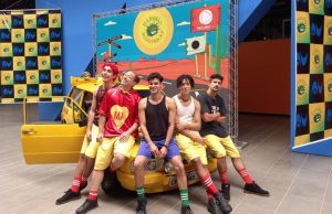 Filme sobre os Mamonas Assassinas usa itens originais da banda para homenagear o grupoAlém da Brasília, outros itens que aparecem no filme também são originais da banda. Filme sobre os Mamonas Assassinas usa itens originais da banda para homenagear o grupo