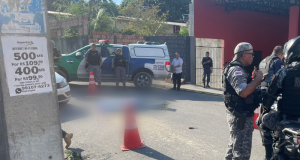 Homem é executado a tiros na frente do tio em ManausVítima estava se mudando da residência onde morava quando foi abordada por criminosos. Homem é executado a tiros na frente do tio em Manaus
