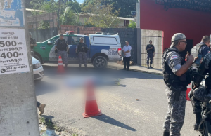 Homem é executado a tiros na frente do tio em ManausVítima estava se mudando da residência onde morava quando foi abordada por criminosos. Homem é executado a tiros na frente do tio em Manaus