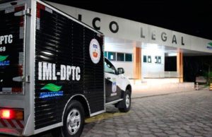 Homem é executado com 10 tiros na frente de casa em Manaus Homem é executado com 10 tiros na frente de casa em Manaus