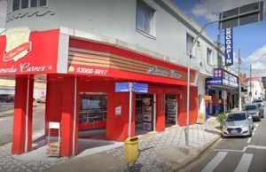 Homem é preso após furtar picanha e atropelar motociclista Homem é preso após furtar picanha e atropelar motociclista