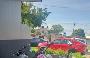 Homem é preso em flagrante após furtar três motocicletas de supermercadosA prisão ocorreu quando ele tentava furtar uma quarta motocicleta no estacionamento de um supermercado no bairro Jorge Teixeira. Homem é preso em flagrante após furtar três motocicletas de supermercados