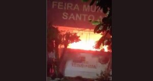 Incêndio de grandes proporções destrói Feira do Santo Antônio em Manaus; confira nos vídeosAs chamas se alastraram rapidamente e ainda não há informações sobre a causa do incêndio. Incêndio de grandes proporções destrói Feira do Santo Antônio em Manaus; confira nos vídeos