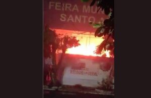 Incêndio de grandes proporções destrói Feira do Santo Antônio em Manaus; confira nos vídeosAs chamas se alastraram rapidamente e ainda não há informações sobre a causa do incêndio. Incêndio de grandes proporções destrói Feira do Santo Antônio em Manaus; confira nos vídeos