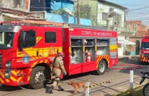 Incêndio em casa na zona Sul de Manaus é controlado pelo Corpo de Bombeiros Incêndio em casa na zona Sul de Manaus é controlado pelo Corpo de Bombeiros