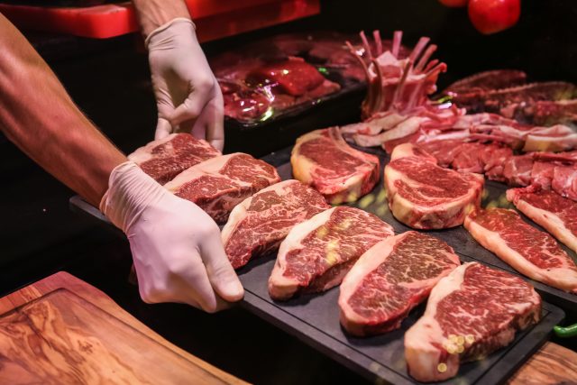 Inflação em 2023: picanha fica mais barata, mas cerveja e gasolina encarecem