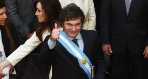 Javier Milei assumiu a Presidência da Argentina com promessa de mudançaNovo presidente promete romper com o modelo tradicional da política e tirar o país da crise. Javier Milei assumiu a Presidência da Argentina com promessa de mudança