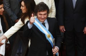 Javier Milei assumiu a Presidência da Argentina com promessa de mudançaNovo presidente promete romper com o modelo tradicional da política e tirar o país da crise. Javier Milei assumiu a Presidência da Argentina com promessa de mudança