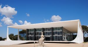 Limitação de poderes do STF e fim da reeleição são prioridades do Congresso em 2024As propostas têm o apoio do presidente do Senado, Rodrigo Pacheco (PSD-MG), que já sinalizou que pretende avançar na discussão. Limitação de poderes do STF e fim da reeleição são prioridades do Congresso em 2024