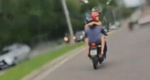 Vídeo: motociclista leva mulher no colo e faz manobras perigosas em ManausO fato aconteceu na avenida Governador José Lindoso, popularmente conhecida como “avenida das Torres”. motociclista leva mulher no colo e faz manobras perigosas em Manaus